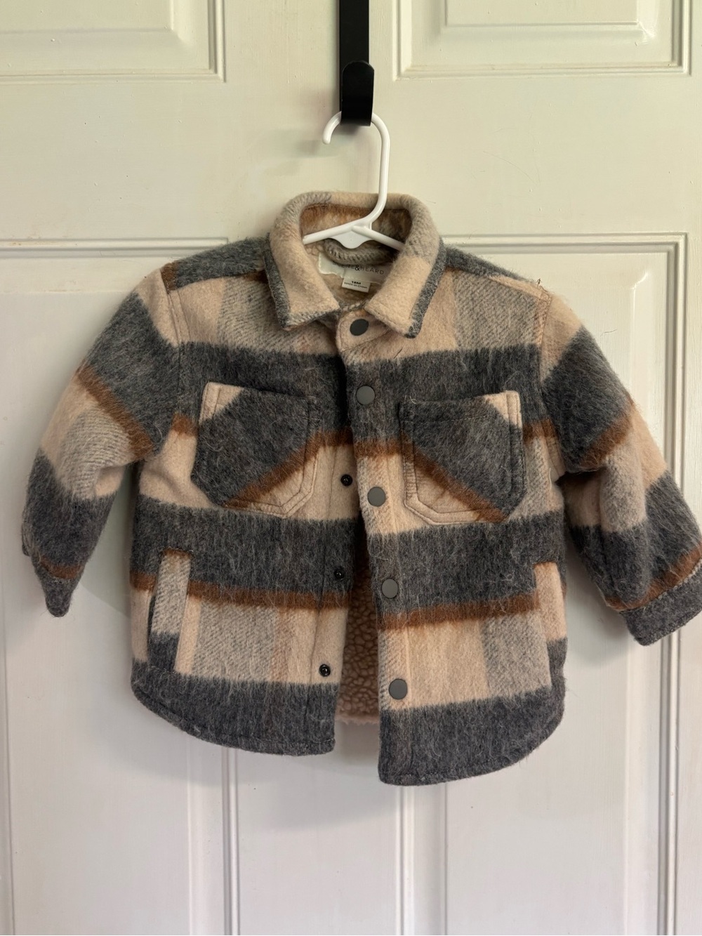 18M Scene & Heard wool-blend, fleece-lined plaid snap up shacket. In EUC!